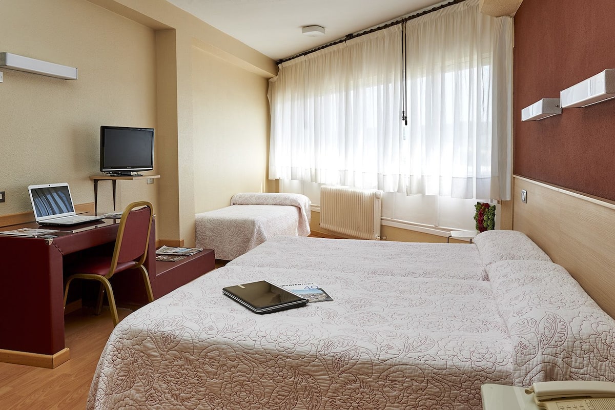 Triple Room | Desk, WiFi (free)