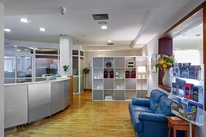 A reception area with a counter, seating, and a display of magazines. - Alaiz (Beriain)