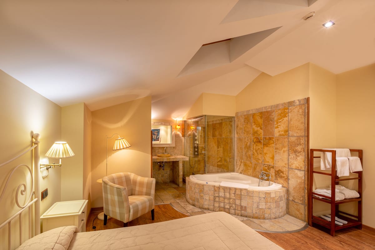 premium room | minibar, in-room safe, desk, free wifi