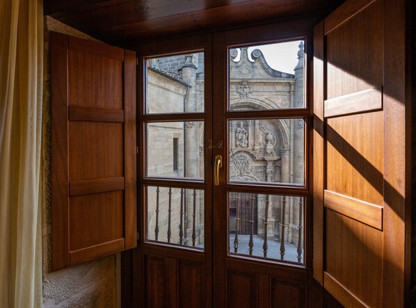 Minibar, coffres-forts dans les chambres, bureau, Wi-Fi gratuit