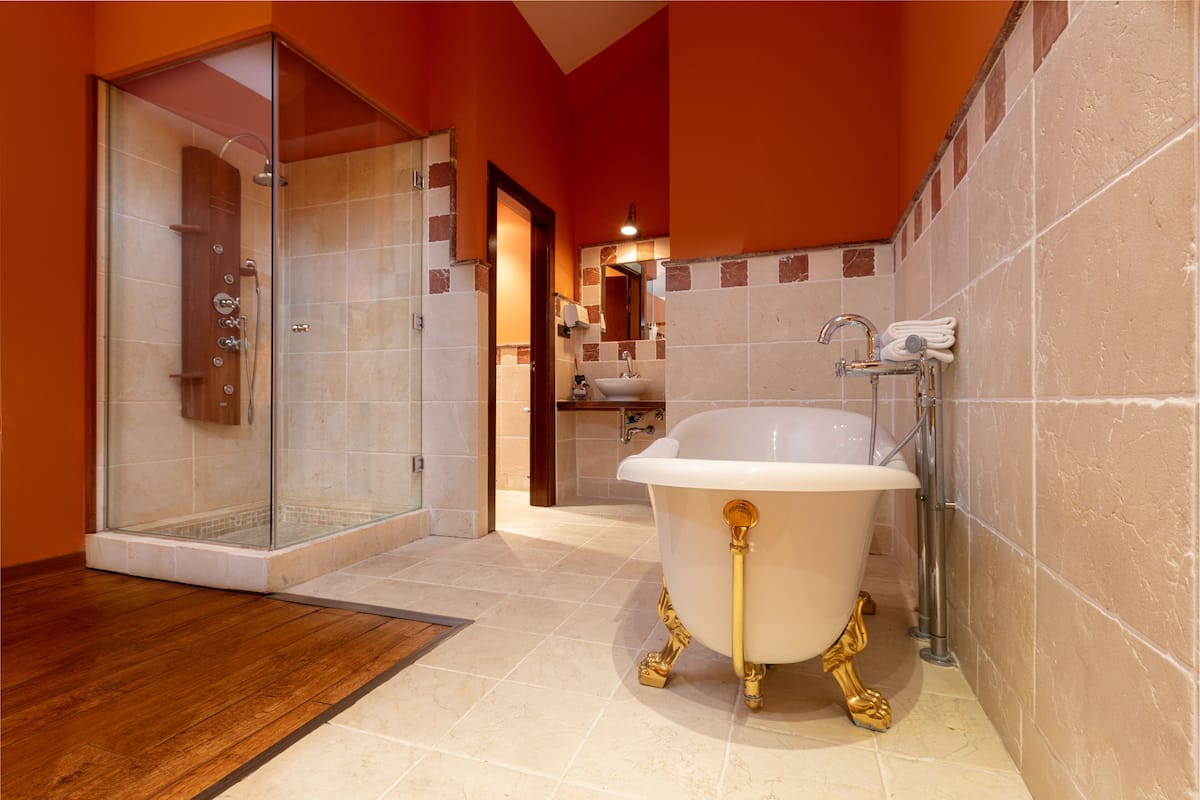 premium room | bathroom | combined shower/bathtub, free toiletries, hair dryer, bidet