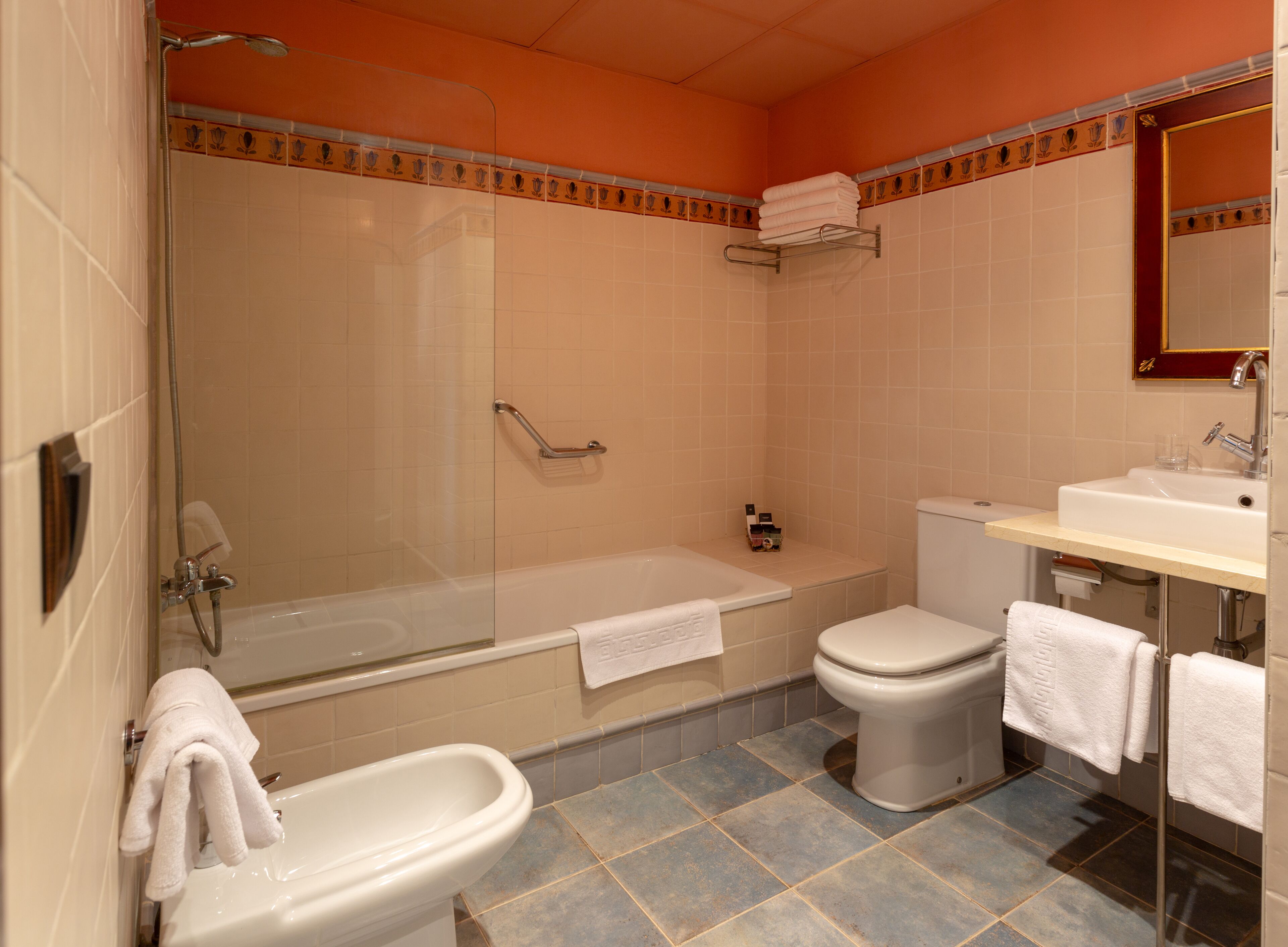 double room | bathroom | combined shower/bathtub, free toiletries, hair dryer, bidet