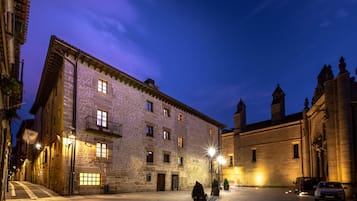 Fachada de la propiedad por la tarde o noche