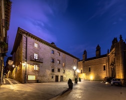 Fachada de la propiedad por la tarde o noche