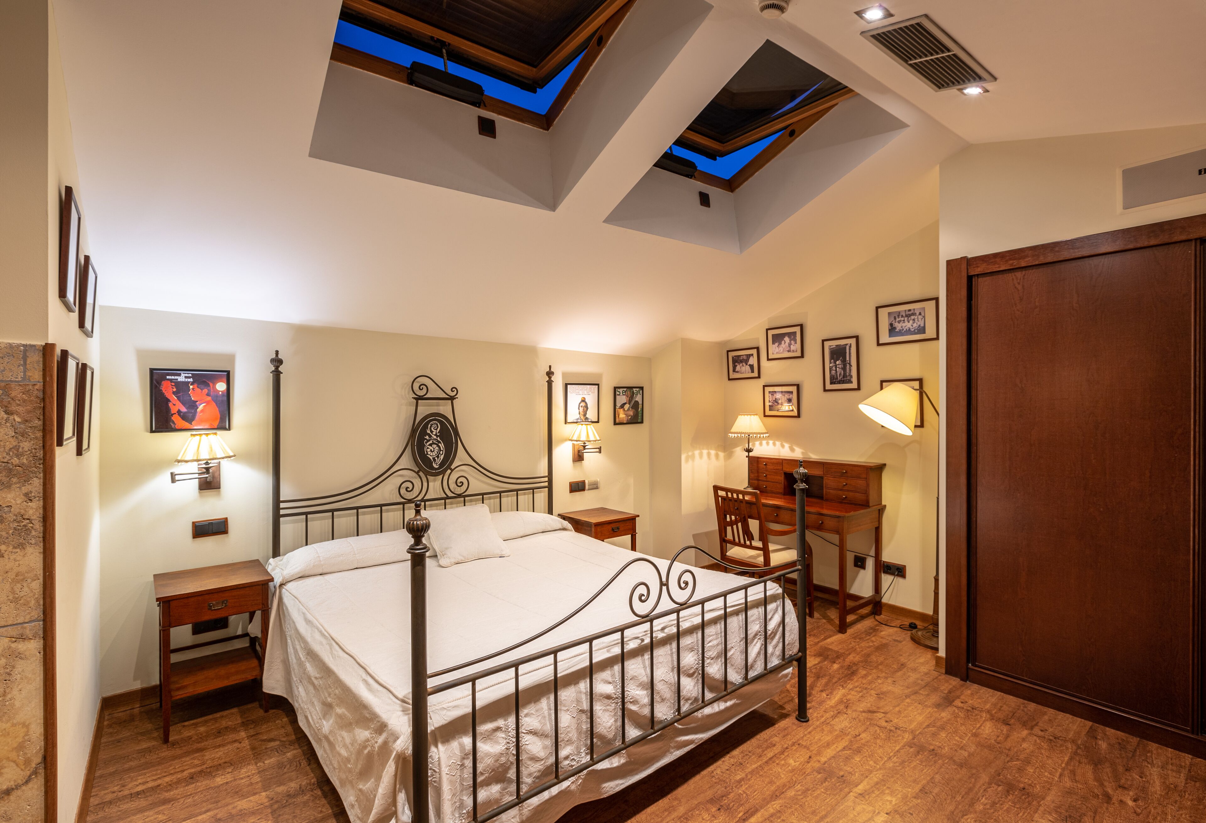 premium room | minibar, in-room safe, desk, free wifi