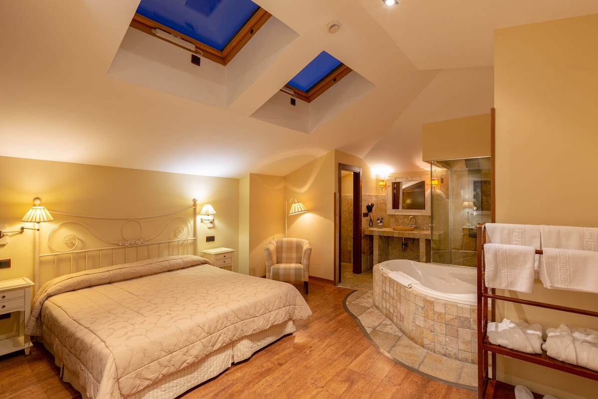 premium room | minibar, in-room safe, desk, free wifi