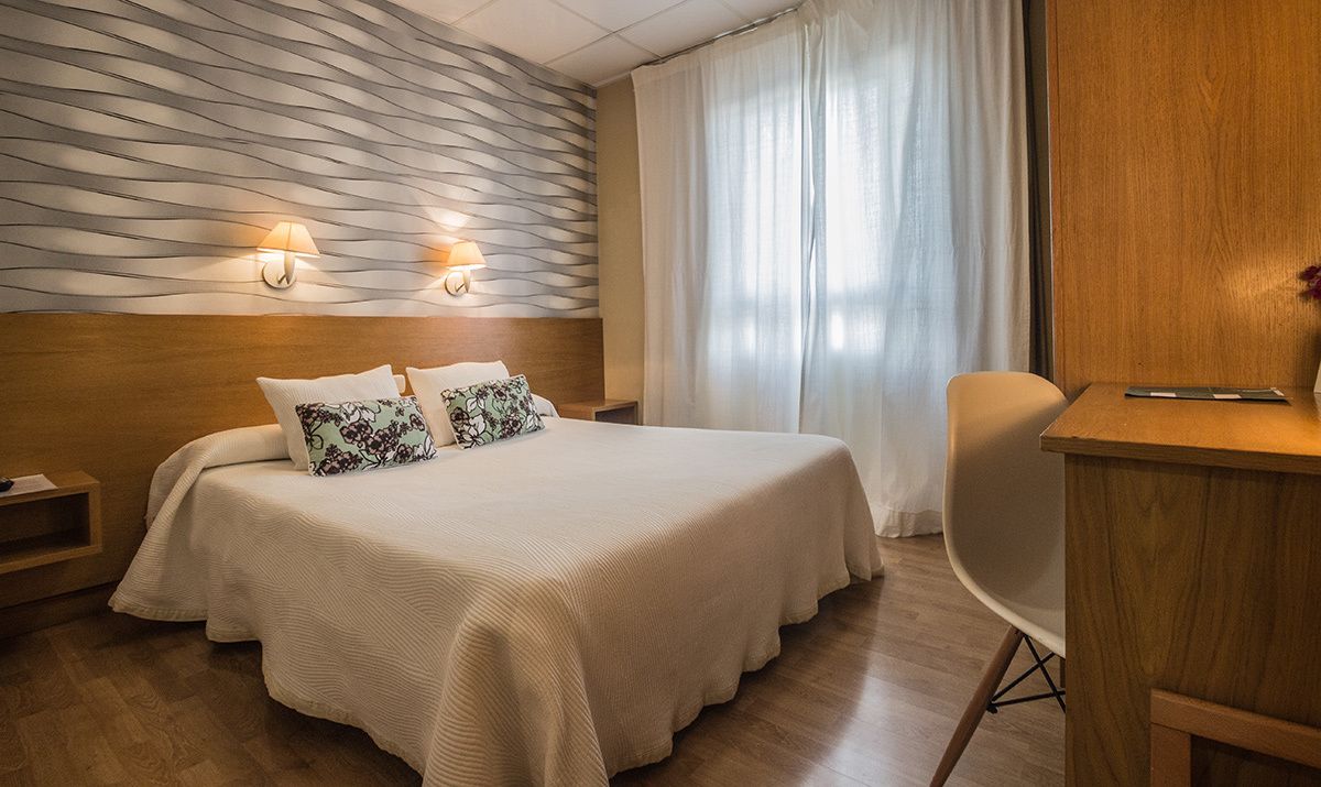 Tweepersoonskamer, 1 tweepersoonsbed of 2 eenpersoonsbedden | Een bureau, verduisterende gordijnen, een strijkplank/strijkijzer