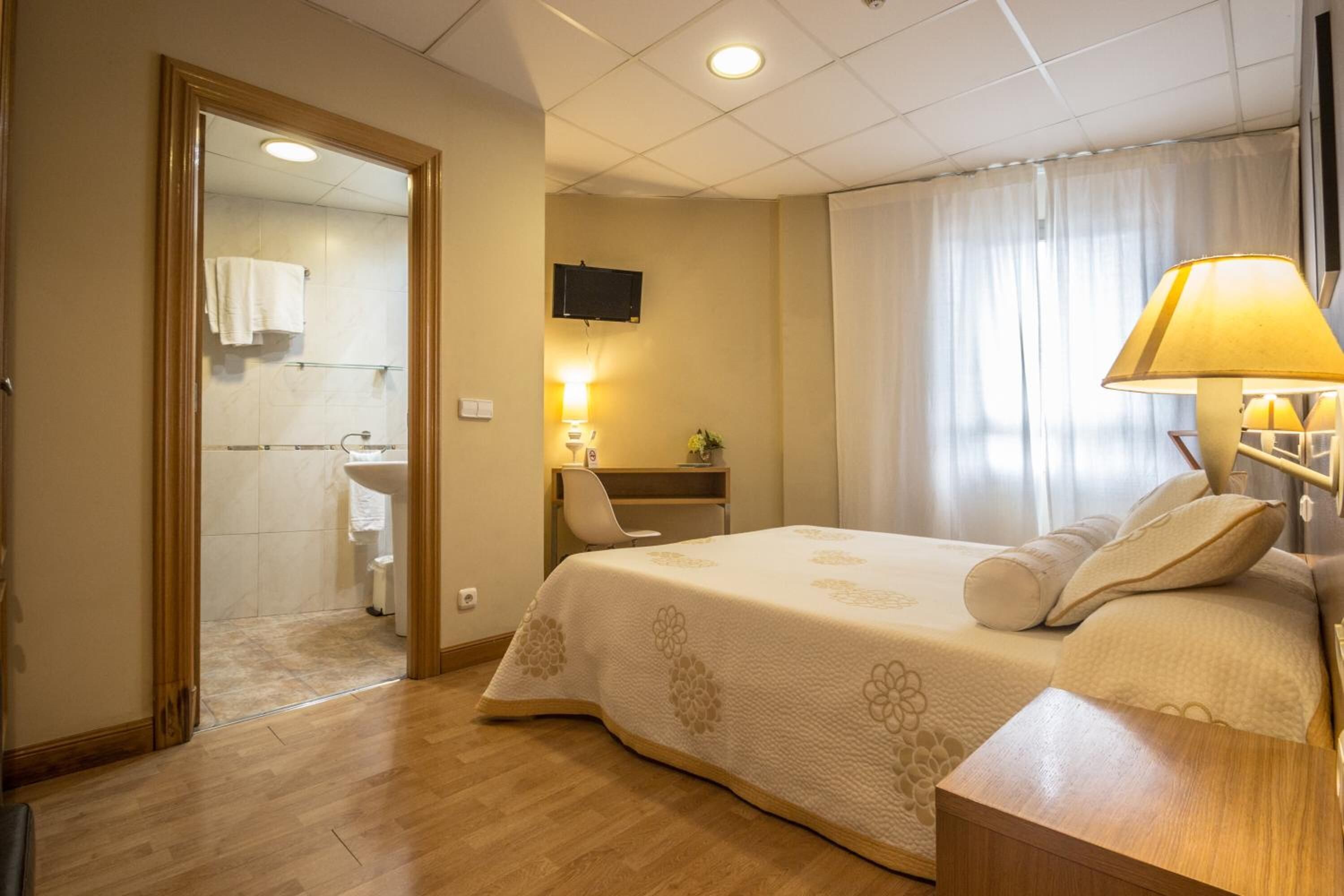 Een bureau, verduisterende gordijnen, een strijkplank/strijkijzer