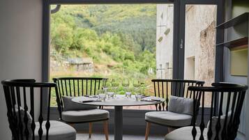 Breakfast, lunch, dinner served; Regional cuisine