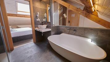 Shower, free toiletries, towels