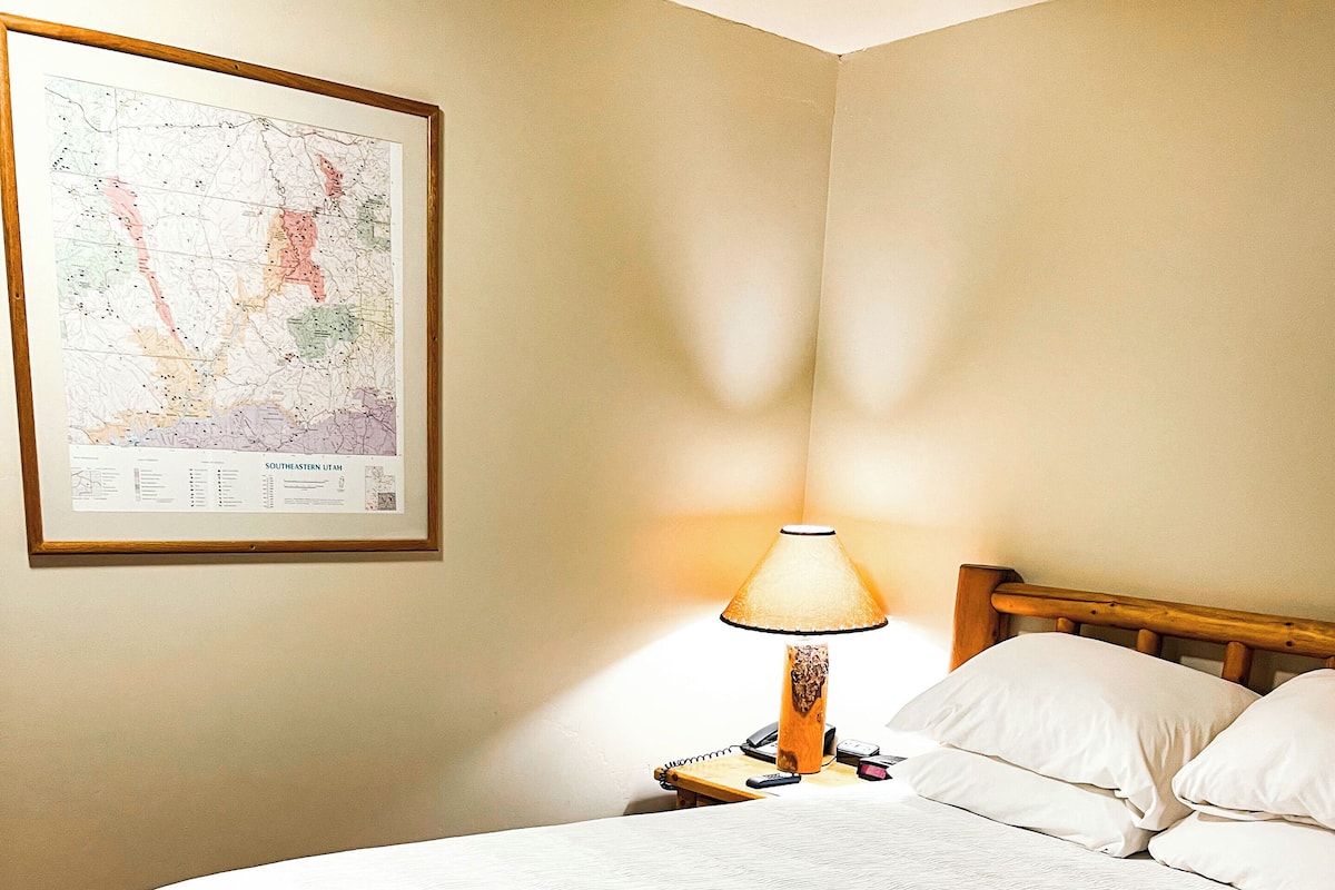 Standaard kamer, 1 queensize bed | 2 slaapkamers, een bureau, verduisterende gordijnen