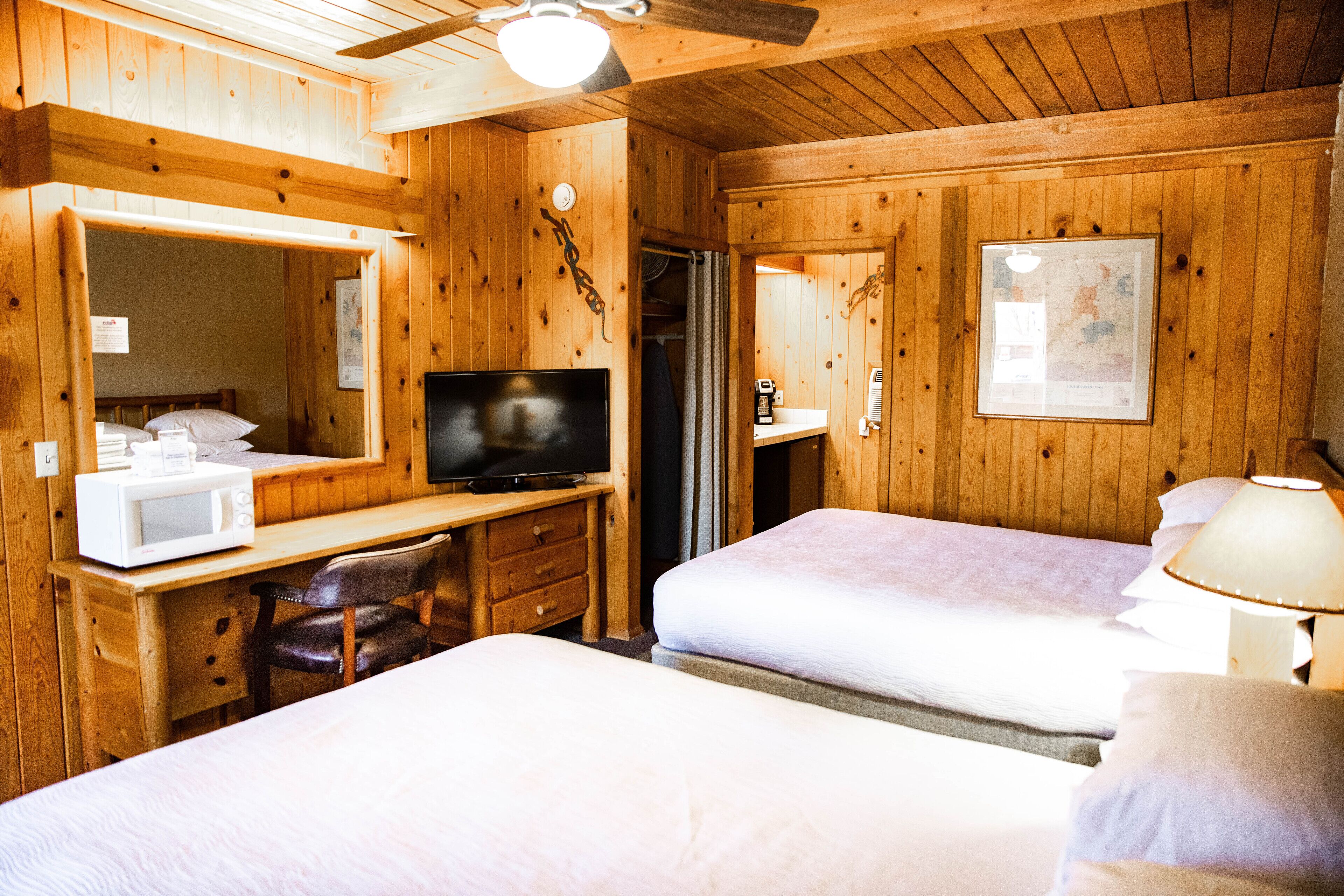 Double Room, 2 Queen Beds (No Pets) | 2 ห้องนอน, โต๊ะทำงาน, ผ้าม่านกันแสง, เตารีด/โต๊ะรีดผ้า