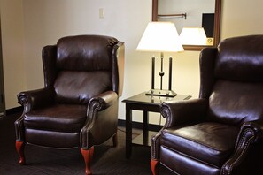 Deluxe Room, 1 King Bed | Desk, laptop workspace, blackout drapes, free WiFi - Bowen Motel (Moab)