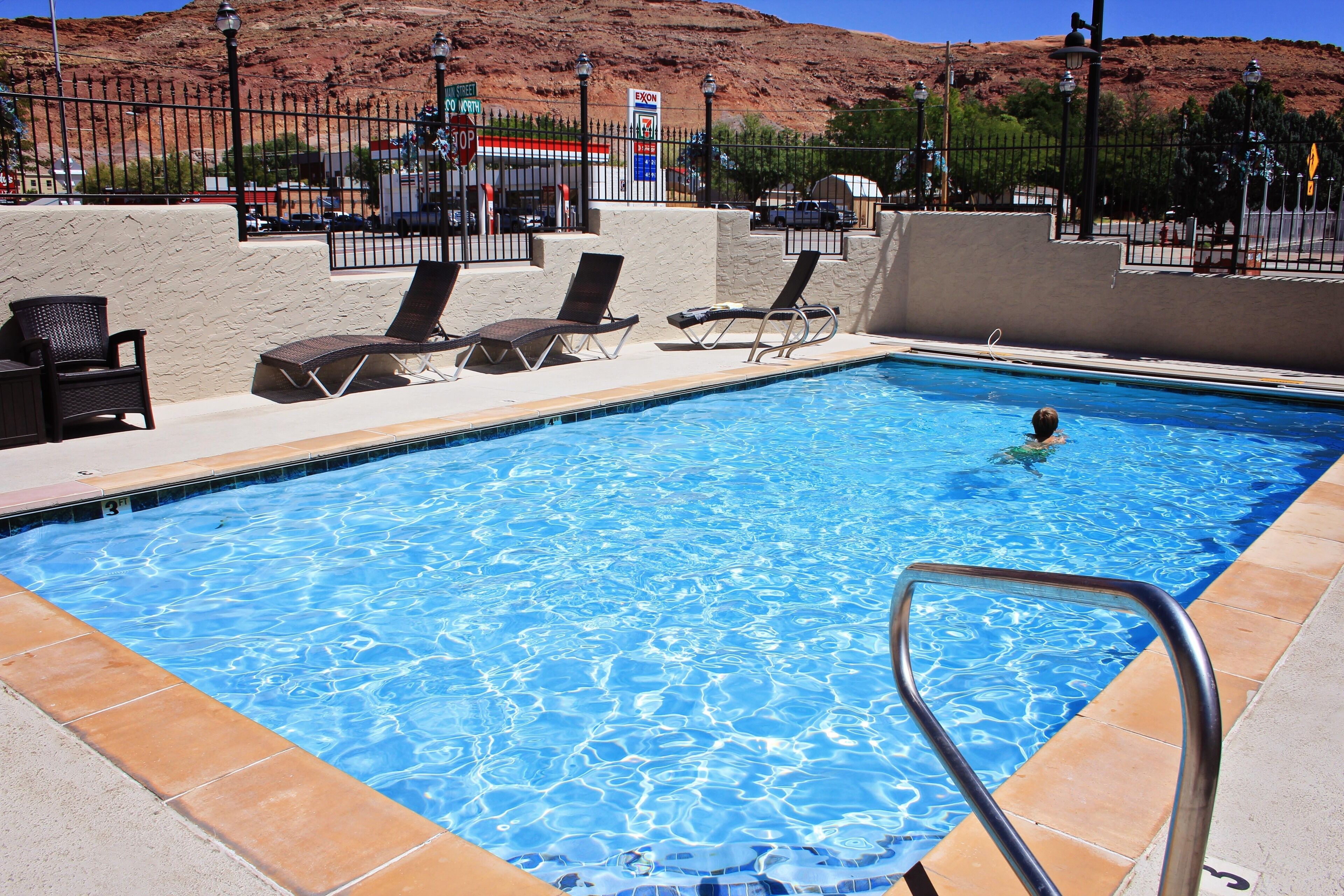 Kolam renang terbuka bermusim, kerusi lepak pantai 