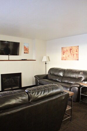 Apartament Deluxe, 3 dormitoris | Sala d'estar | Televisor de pantalla plana de 40 polzades amb canals per satèl·lit 