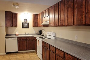 Deluxe Apartment, 3 Bedrooms | Private kitchen | Fridge, microwave, coffee/tea maker - Bowen Motel (Moab)
