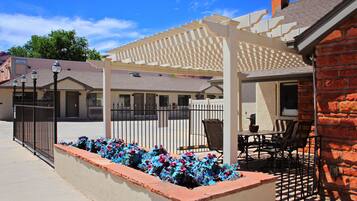 Deluxe Apartment, 3 Bedrooms | Desk, laptop workspace, blackout drapes, free WiFi