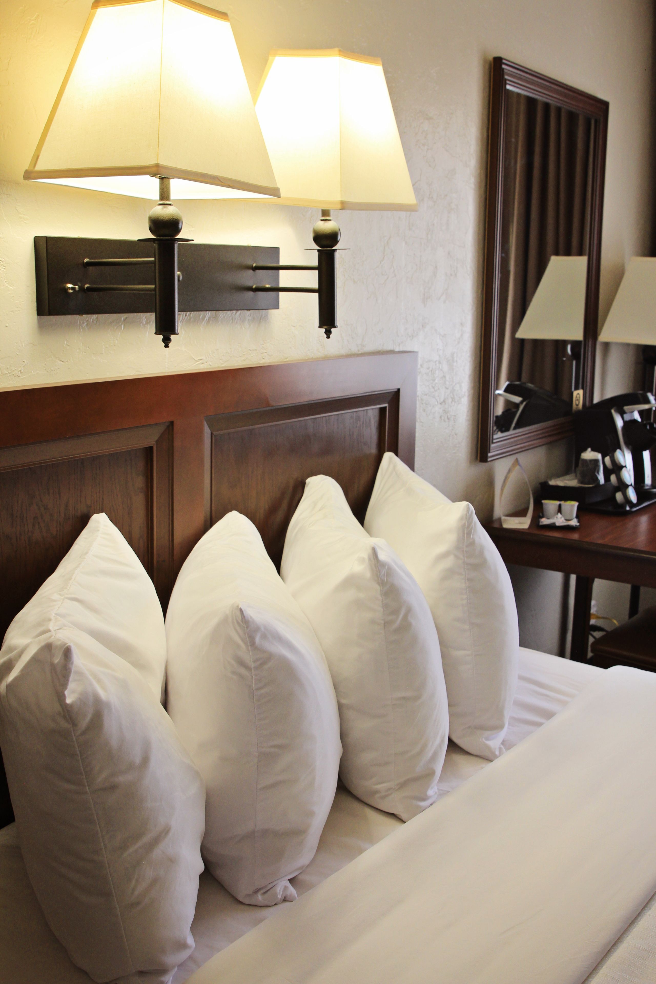 Habitación, 1 cama Queen size | Escritorio, espacio para trabajar con laptop y cortinas blackout 