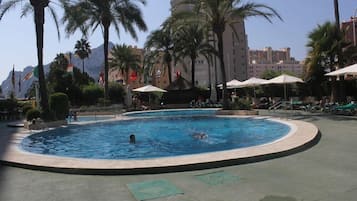 Alberca techada y alberca al aire libre