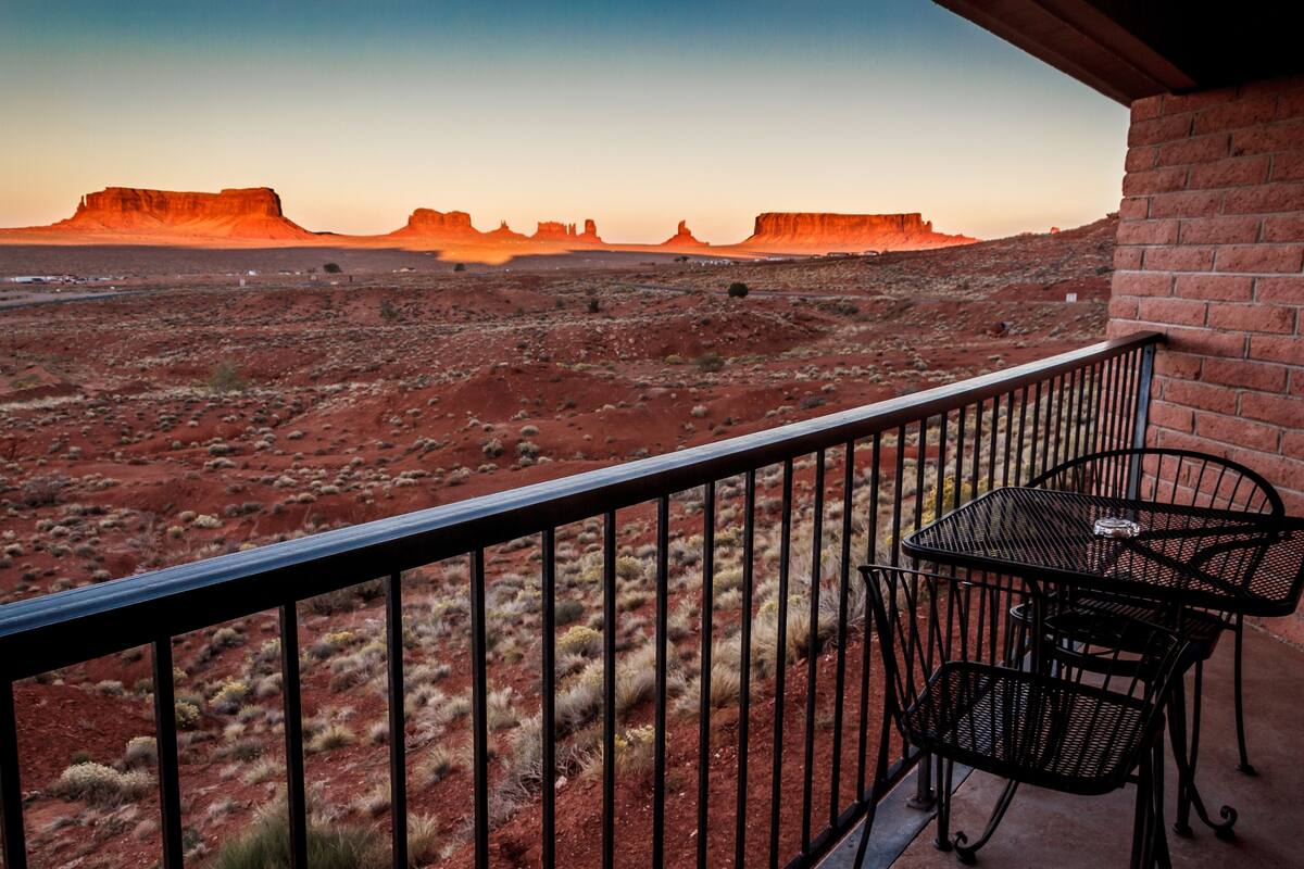 Un balcon avec vue sur des formations rocheuses rouges.