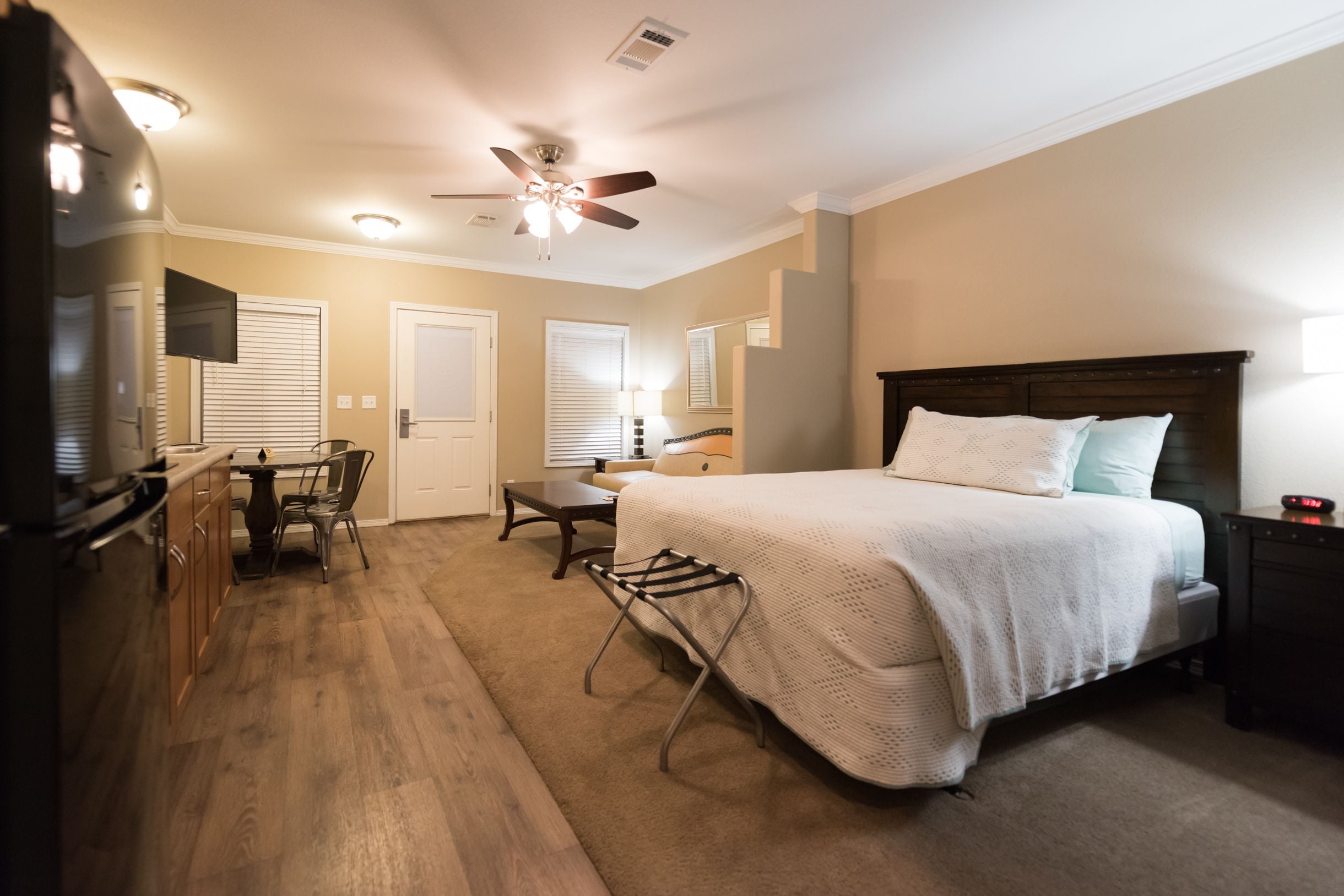 Muebles diferentes, tabla de planchar con plancha, cunas y wifi gratis 