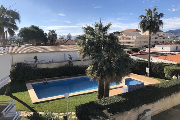 Una piscina al aire libre