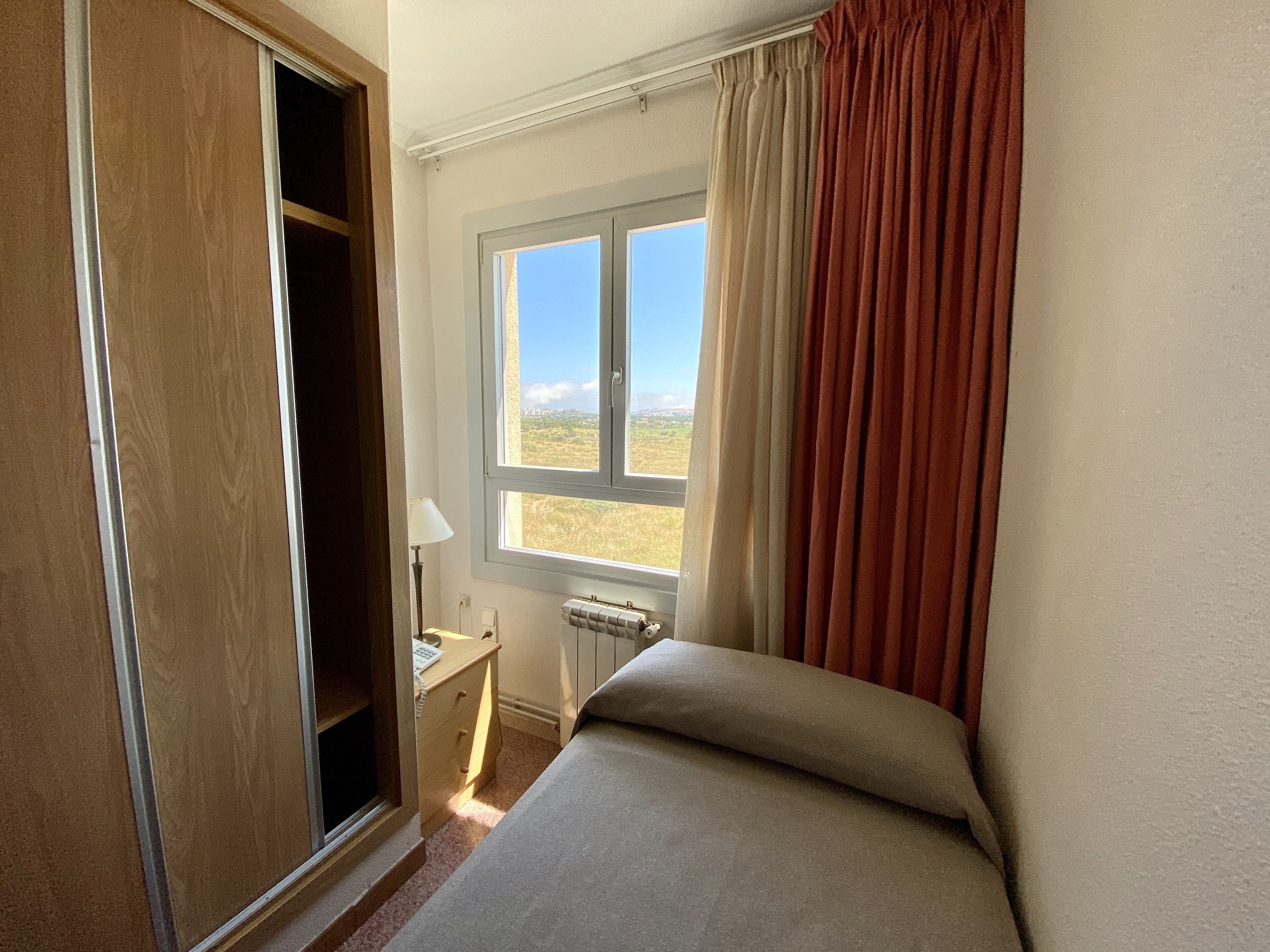 ห้องซิงเกิล, เตียงเดี่ยว 1 เตียง | ตู้นิรภัยในห้องพัก, ห้องพักตกแต่งอย่างมีเอกลักษณ์, โต๊ะทำงาน