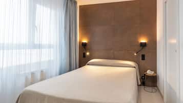 Dobbeltrom – standard, 1 dobbeltseng | Safe på rommet, individuelt dekorert og skrivebord