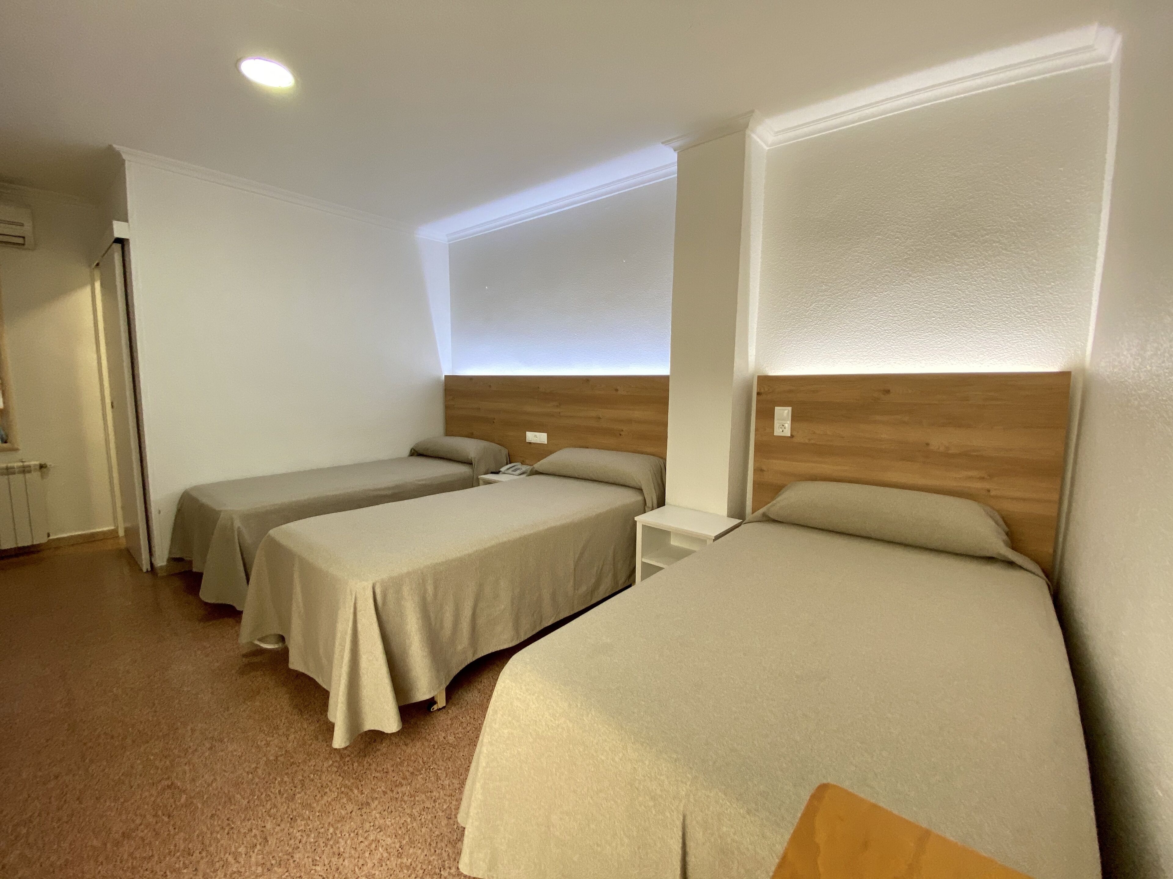 ตู้นิรภัยในห้องพัก, ห้องพักตกแต่งอย่างมีเอกลักษณ์, โต๊ะทำงาน