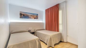 Business Twin kamer, 2 eenpersoonsbedden, rolstoeltoegankelijke douche (qq) | Een kluis op de kamer, individueel gedecoreerd, een bureau