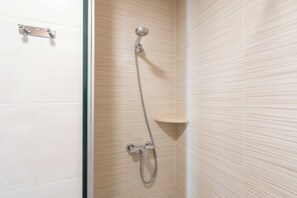 Superior Twin kamer | Badkamer | Een douche, gratis toiletartikelen, een haardroger, handdoeken