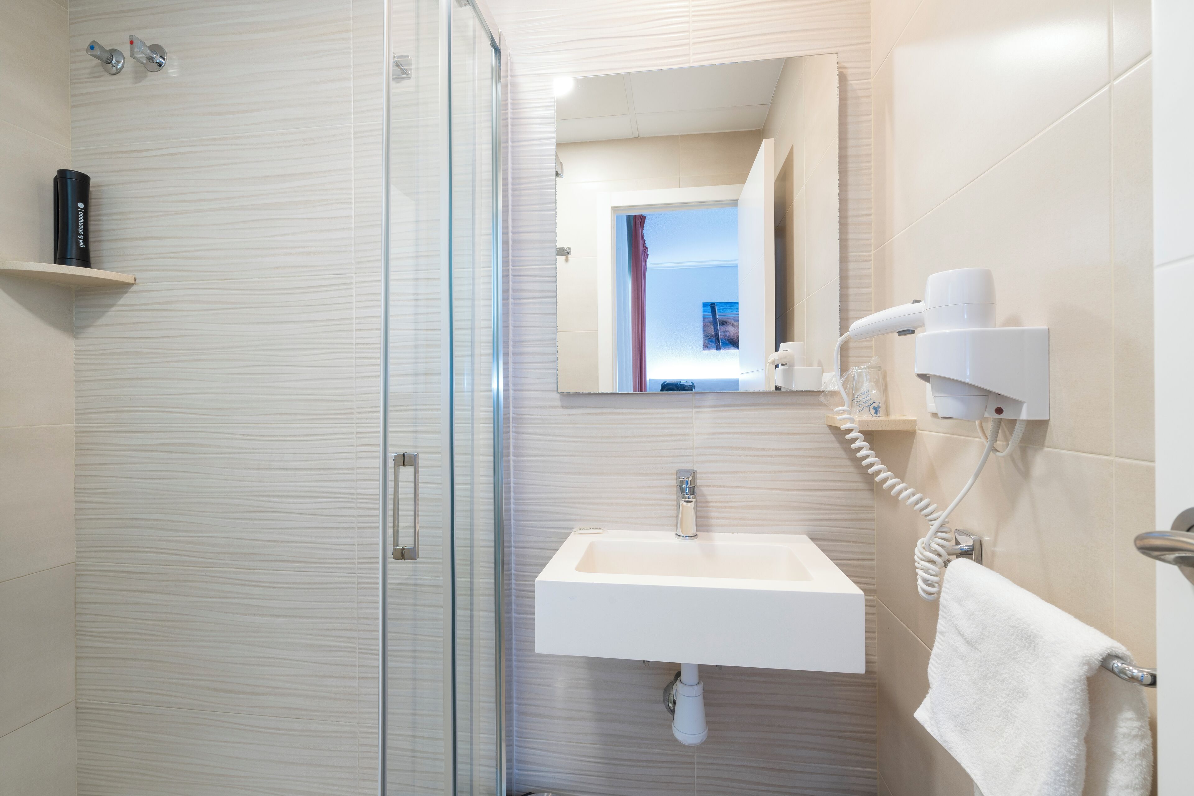 Business Twin Room, 2 Single Beds, Roll-in Shower (qq) | Bathroom | Shower, free toiletries, hair dryer, towels