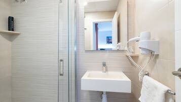 Business Twin Room, 2 Single Beds, Roll-in Shower (qq) | Bathroom | Shower, free toiletries, hair dryer, towels