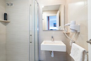 Business Twin Room, 2 Single Beds, Roll-in Shower (qq) | Bathroom | Shower, free toiletries, hair dryer, towels - Hostal Pensimar (Elche)