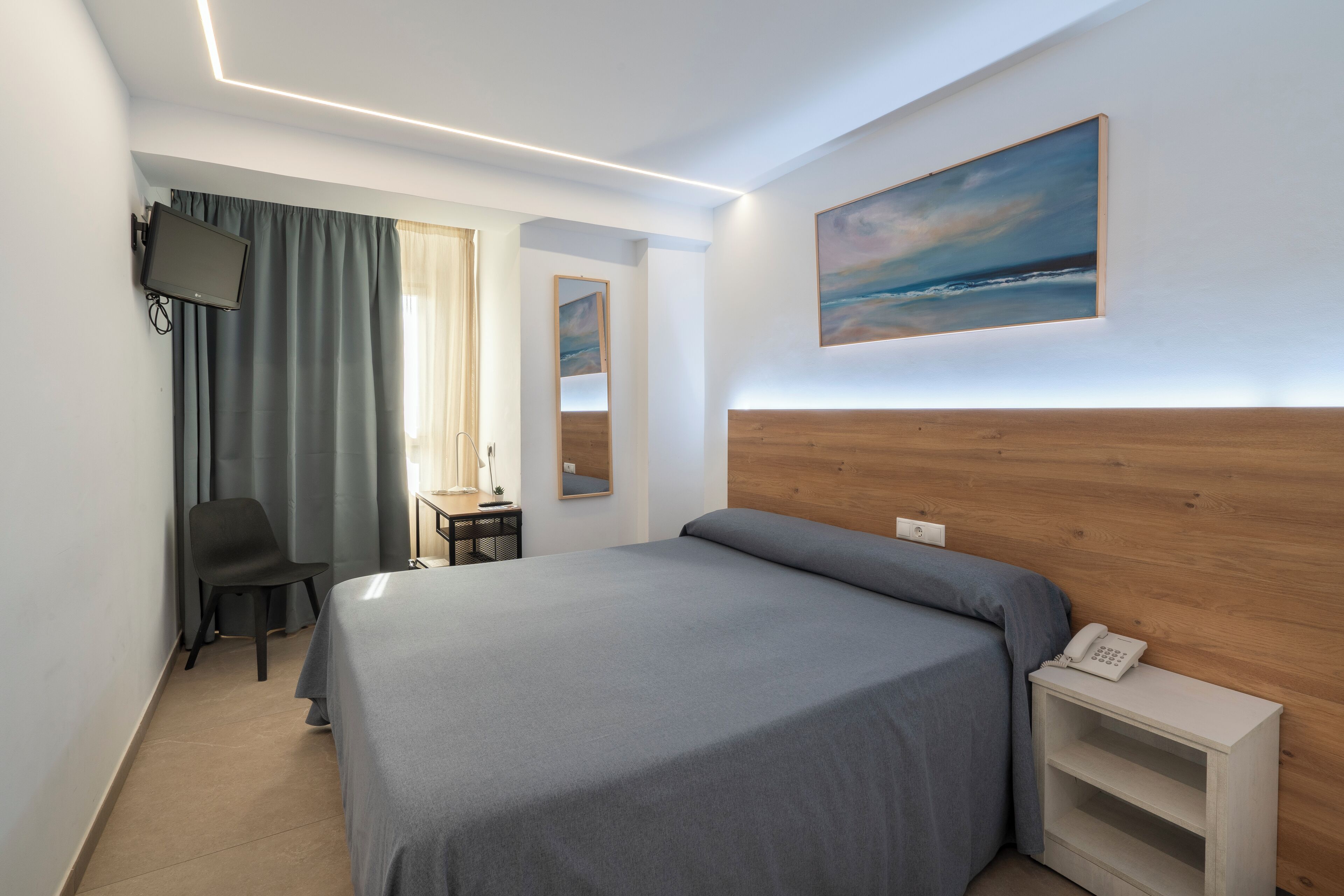 خزنة داخل الغرفة وبديكورات فريدة لكل غرفة ومكتب