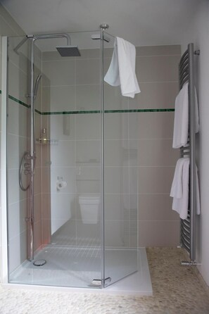 Designer toiletries, hair dryer, bathrobes, towels - B&B Rafters (Abingdon)