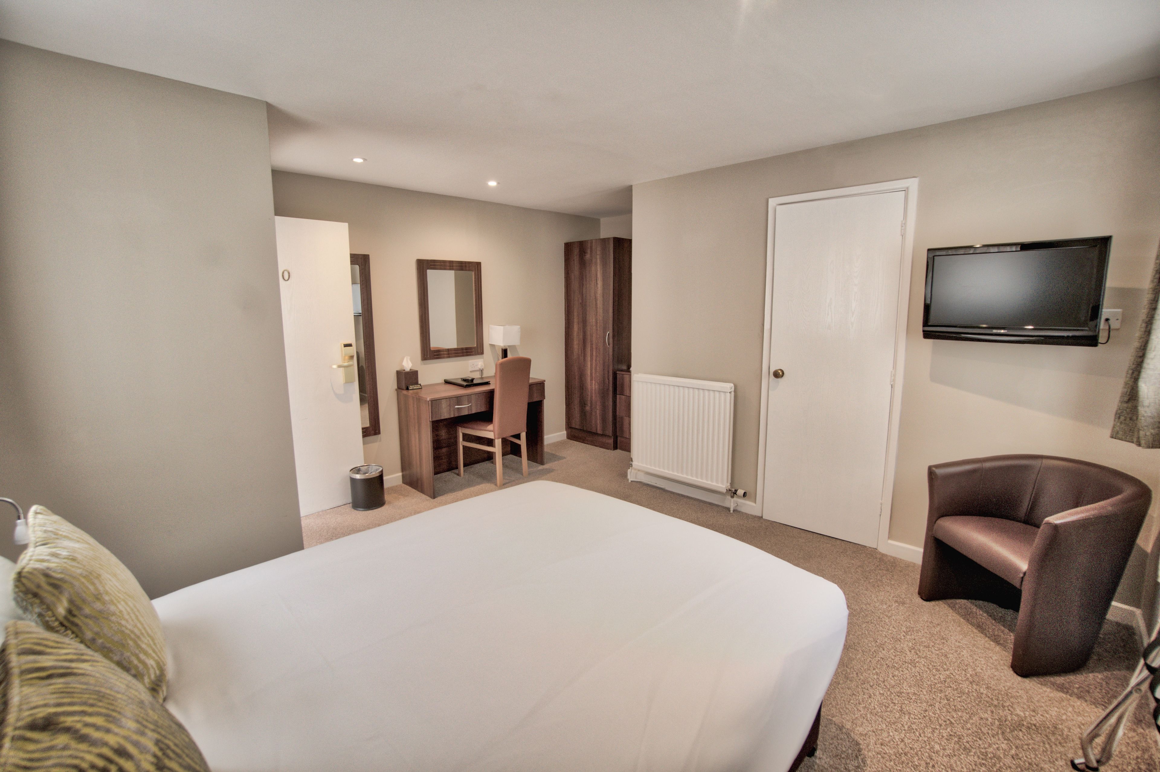 desk, iron/ironing board, free wifi