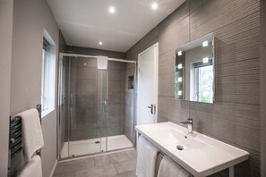 Quarto casal superior | Banheiro | Produtos de toalete grátis, secador de cabelo, toalhas de banho 