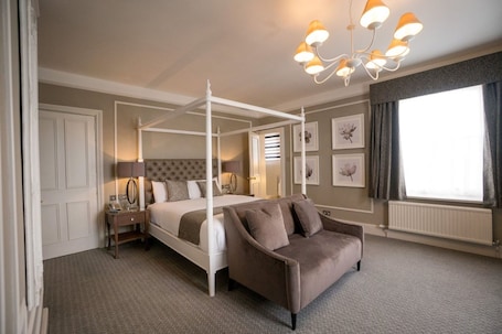 Escritorio, tabla de planchar con plancha y wifi gratis