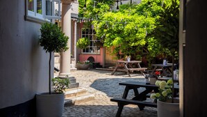 Terrace/patio - The Crown & Thistle, Abingdon, Oxfordshire – Acorn Pubs (Abingdon)