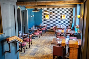Petit déjeuner, déjeuner, dîner et brunch servis sur place