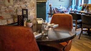 Restaurant - The Crown & Thistle, Abingdon, Oxfordshire – Acorn Pubs (Abingdon)