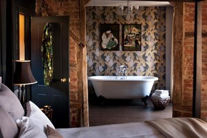 Artículos de tocador gratuitos, secador de pelo, batas, toallas