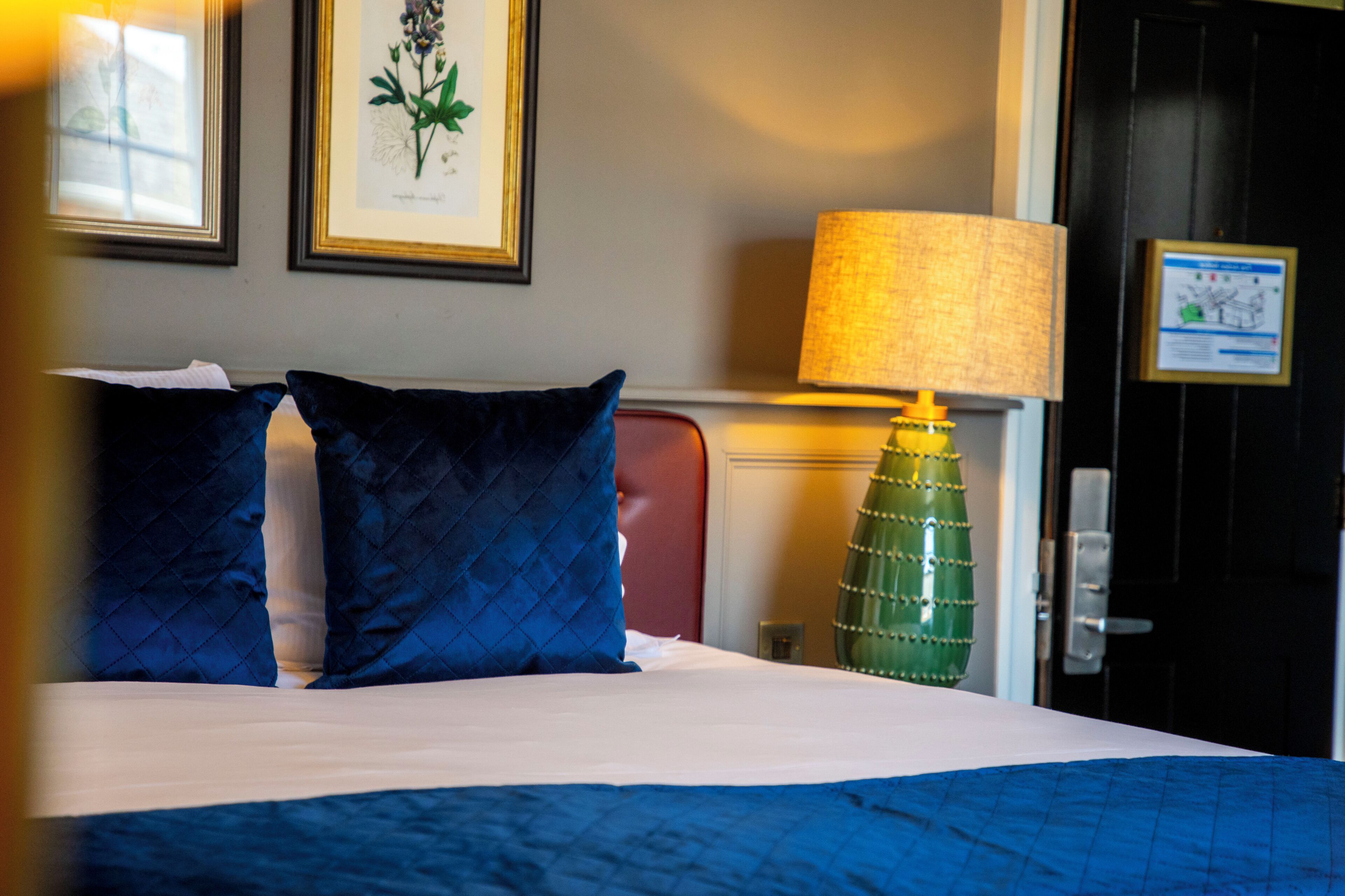 Classic Cosy Double Room | Escritorio, tabla de planchar con plancha, wifi gratis y ropa de cama 