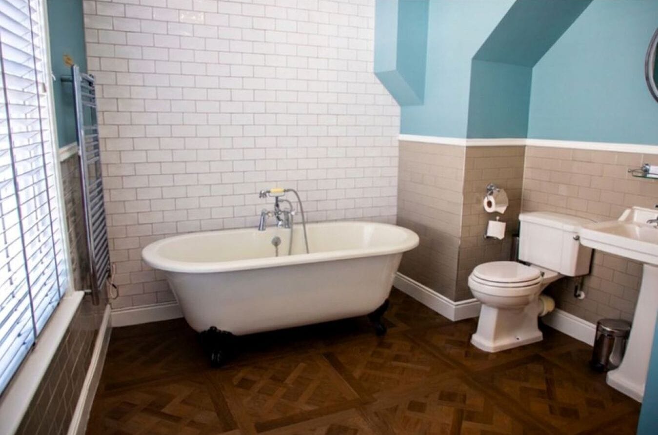 Habitación doble Deluxe | Baño | Regadera, amenidades de baño gratuitas, secadora de cabello, toallas 
