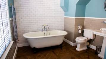 Habitación doble Deluxe | Baño | Regadera, amenidades de baño gratuitas, secadora de cabello, toallas