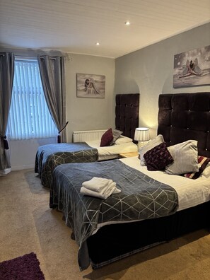 Chambre Triple, salle de bains attenante