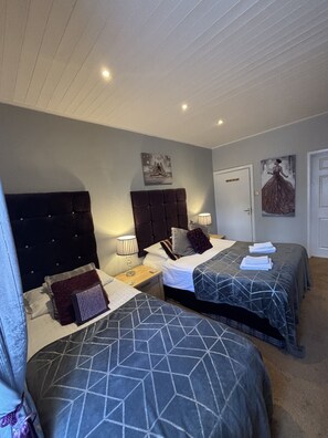 Chambre Triple, salle de bains attenante
