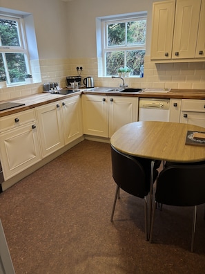 Deluxe Apartment, Ensuite | Private kitchen | Highchair