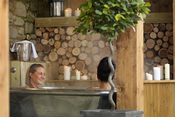 Body treatments, body wraps, body scrubs, facials, 5 treatment rooms